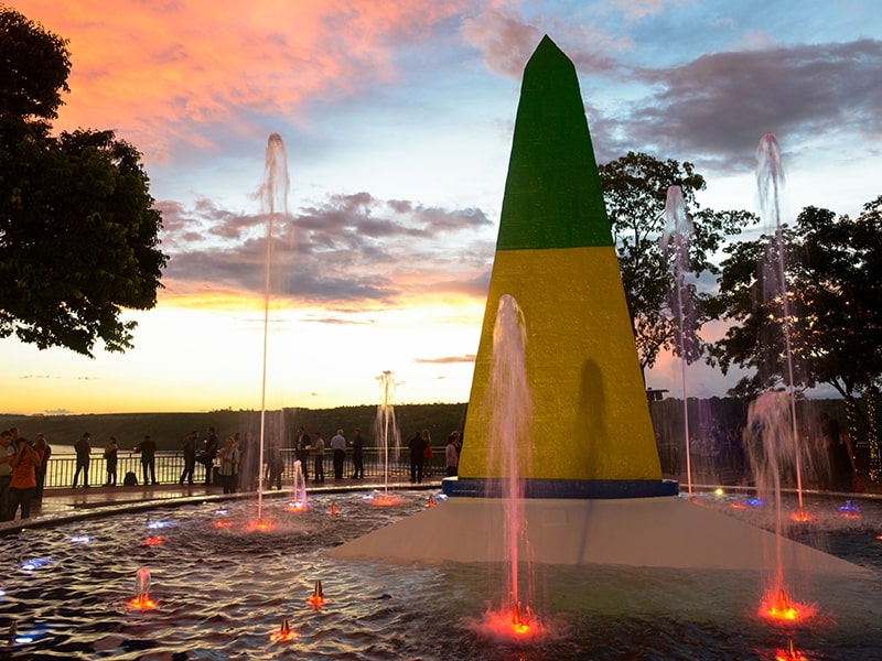 Marco das três fronteiras em Foz do Iguaçu.
