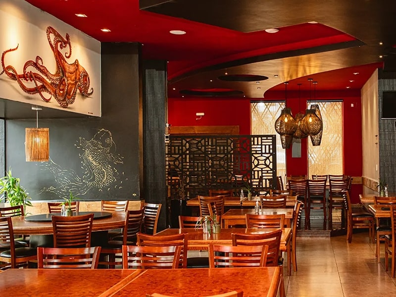 Foto das mesas do Shushi Hokkai, um restaurante japonês em Foz do Iguaçu