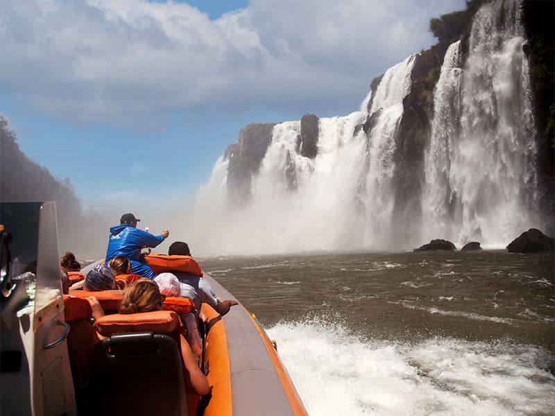 passeio de barco no Rio Iguaçu